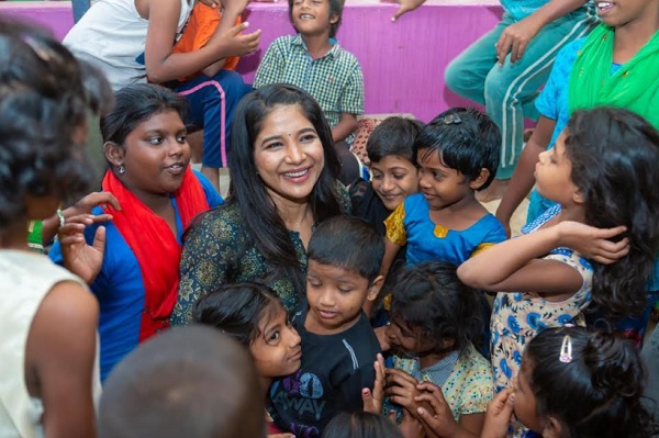 வித்தியாசமான முறையில் காதலர் தினத்தைக் கொண்டாடிய நடிகை சாக்ஷி அகர்வால்! உற்சாகத்தில் மிதந்த குழந்தைகள்!