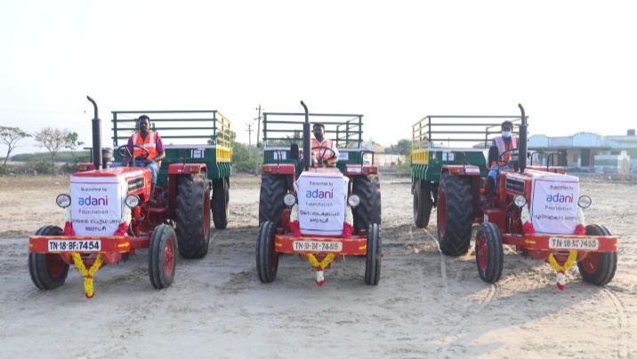 திடக்கழிவு மேலாண்மை திட்டங்களுக்காக மூன்று டிராக்டர்களை வழங்கிய அதானி ஃபவுண்டேஷன்