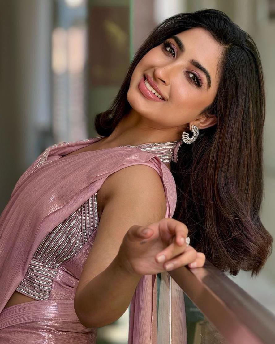 SIIMA விருது விழாவில் நம்பிக்கை நட்சத்திரமாக மகுடம் சூடியுள்ளார் நடிகை சான்யா ஐயர்