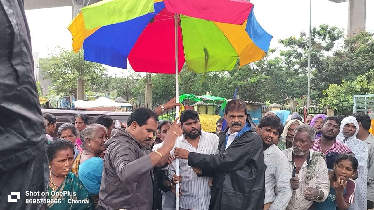 டிட்வா புயல் மழையில் பாதிக்கப்பட்ட ஏழை எளிய நடைபாதை வியாபாரிகளுக்கு, மீனவர்களுக்கு நிவாரணப் பொருட்கள் வழங்கி முன்னுதாரணமான பி டி செல்வகுமாரின் கலப்பை மக்கள் இயக்கம்