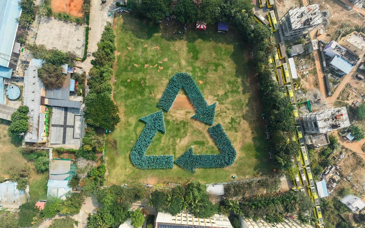 சென்னை தொழில்நுட்ப நிறுவனம் மற்றும் பிஸ்லேரி இன்டர்நேஷனல் இணைந்து மிகப்பெரிய மனித மறுசுழற்சி லோகோவிற்கான கின்னஸ் உலக சாதனையைப் படைத்துள்ளன